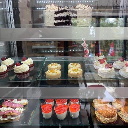 Cafe De La Creme Hotel Kuzelov ภายนอก รูปภาพ