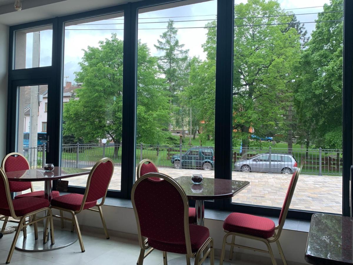 Cafe De La Creme Hotel Kuzelov ภายนอก รูปภาพ