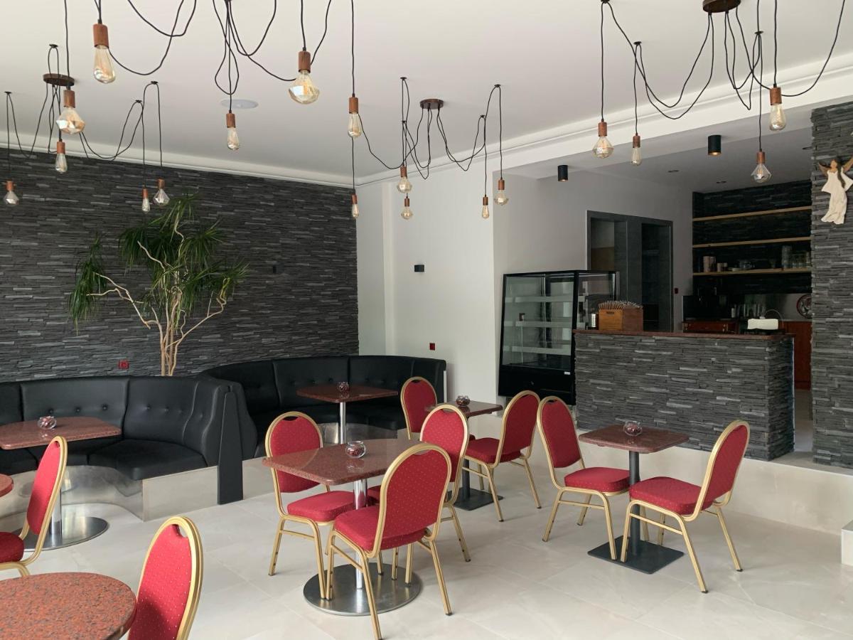 Cafe De La Creme Hotel Kuzelov ภายนอก รูปภาพ
